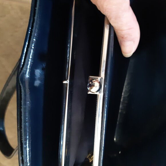 Old-style Navy patent kiss-close handbag - Picture 5 of 8